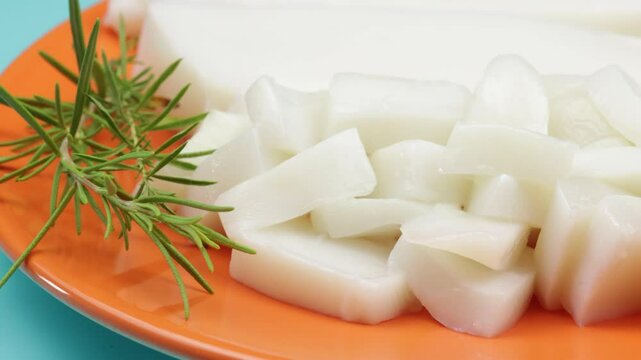 morceaux de calamars cru, en gros plan, dans une assiette