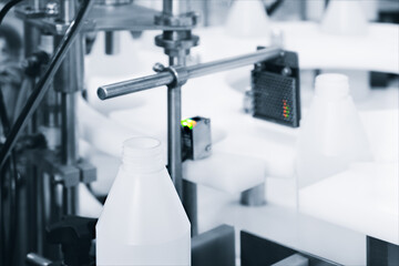 Production line for the production of plastic canisters by hot molding