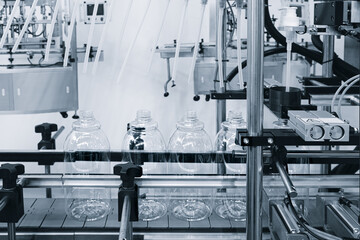 Production line for the production of plastic canisters by hot molding