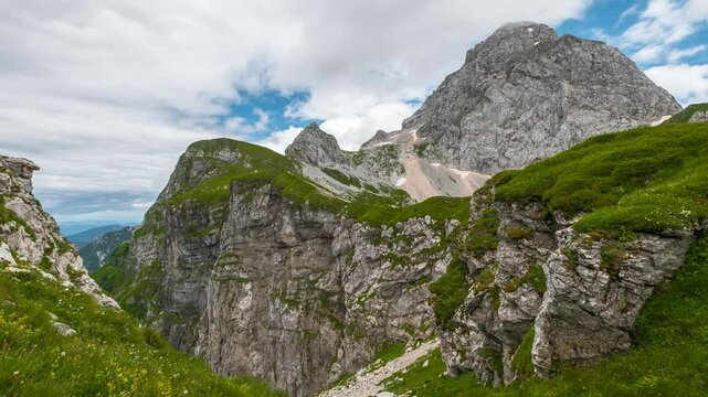 Blick zum Gipfel des Mangart im Triglav Nationalpark Zeitraffer Mangart