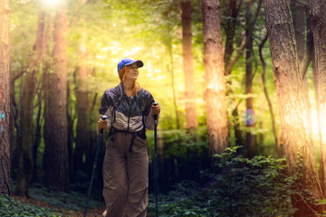 Obraz premium Beautiful young women with big backpack hiking in the deep forest