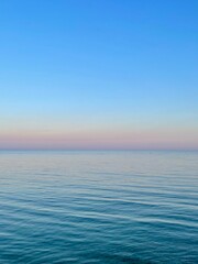 Obraz premium Evening blue with pink sky and blue sea