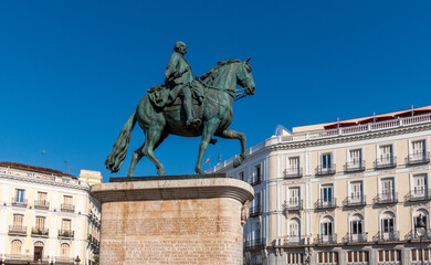 Obraz premium Statue équestre de Carlos III, Puerta del sol, Madrid, Espagne