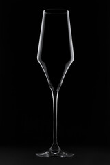 la silhouette d'un verre une flûte à champagne sur un fond noir.