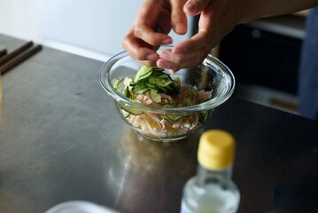  マカロニサラダを作っているところ