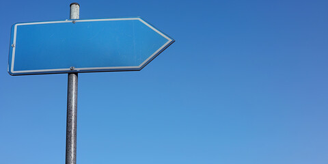 Obraz premium Blank blue road sign pointing right with empty space for text