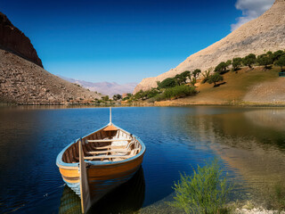 Obraz premium boat in the lake with mountains