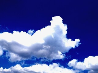 青い空に白い雲