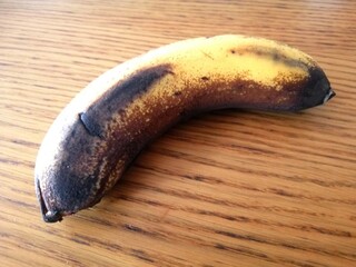 熟して黒ずんだバナナ