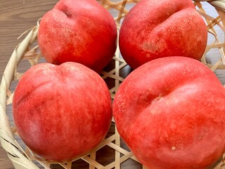 新鮮なネクタリン４個
