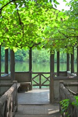 池の上の小さな小屋