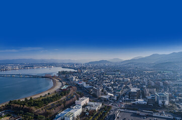 Fototapeta premium 大津市 は 滋賀県 の 県庁所在地 で 京都 への 玄関口 【 滋賀県 の 都市風景 】