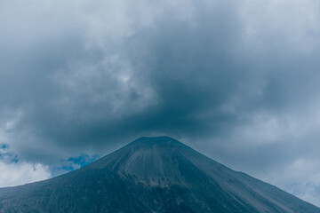 Nubes Abrazando la Cumbre