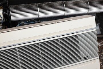 分解されたエアコン