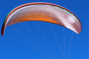 Obraz premium Flying on a wing over the Mediterranean Sea