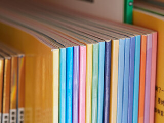 家の本棚にたくさんの絵本の様子