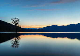 Obraz premium Lake: lakeside beauty.