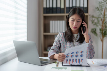 Asian businesswomen talking on smartphones, laptops, online business contacts, independent businesswomen. Telemarketing  Play social media through applications on your desk.
