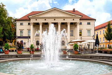 Naklejka premium Regensburg (Bavaria), Old town scene with fountain at Bismarkplatz
