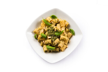 Piatto di rigatoni conditi con pesto alla genovese, pasta italiana, dieta mediterranea 