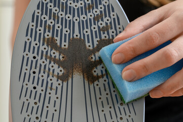 Przypalone żelazko teflonowe, stopa żelazka z bliska  © Paweł Kacperek