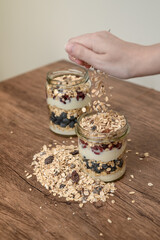 Wieczorna owsianka z jogurtem naturalnym i świeżymi owocami szykowana na śniadanie  © Paweł Kacperek