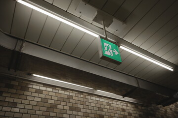 非常口のサイン。日本の東京の地下鉄駅にて。