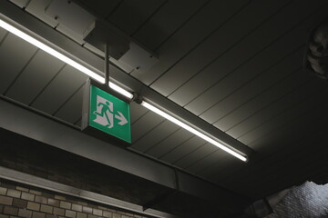 非常口のサイン。日本の東京の地下鉄駅にて。