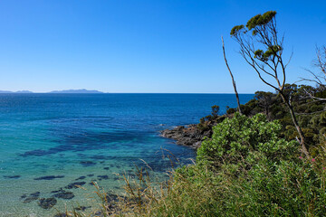 Maria island viewpoint, calm and relaxing beach stop along the way to Freycinet national park 