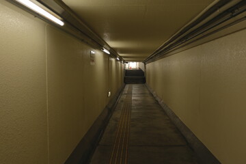 長い地下通路