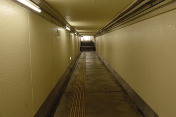 長い地下通路