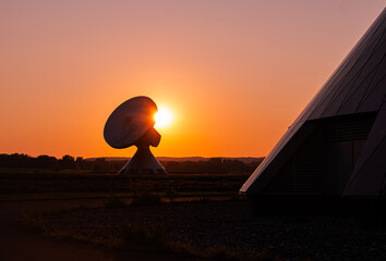 Fototapeta premium Große Parabolantennen in der Abenddämmerung