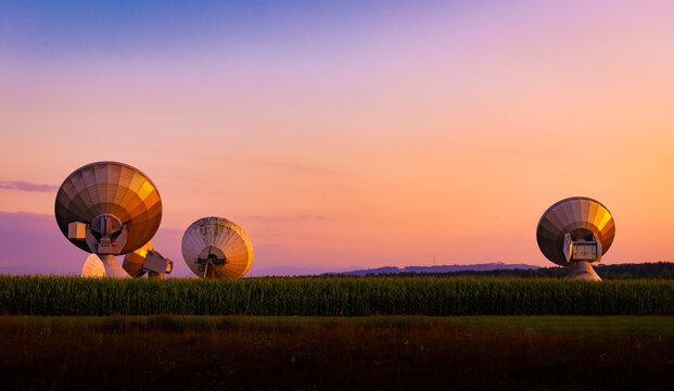Gro&szlig;e Parabolantennen in der Abendd&auml;mmerung