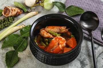 Prawn with asparagus and spices