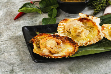 Griiled scallops in shell with cheese