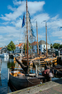 Hafen in der Altstadt von Elburg mit Plattboden Schiffen