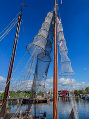 Historische Plattboden Schiffe im alten Hafen in der Altstadt von Elburg