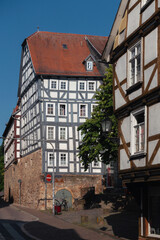 Obraz premium Wohnen in Marburg Altstadt Fachwerk, enge Gassen