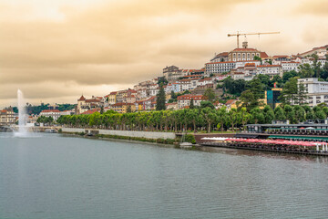 Coimbra, città del Portogallo sede di una delle Università più antiche d’Europa, affacciata sul Rio Mondego