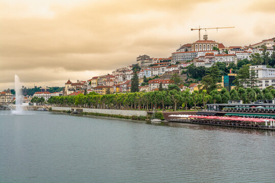 Coimbra, citt&agrave; del Portogallo sede di una delle Universit&agrave; pi&ugrave; antiche d&rsquo;Europa, affacciata sul Rio Mondego