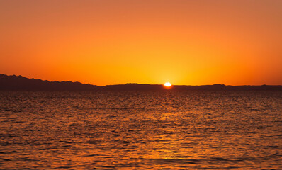 Naklejka premium a beautiful sunset at sea on the island of Aruba generated with artificial intelligence