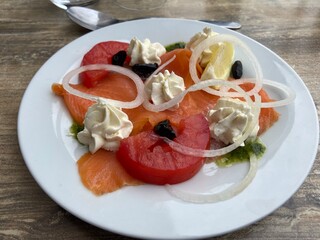 Truite fumée, oignon et tomates