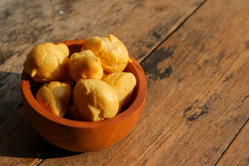 Dry Soes Cake in a small wooden bowl with wooden background