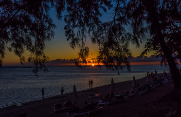 Coucher de soleil sur le lagon de l’Hermitage, île de la Réunion 