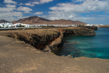 Krajobraz morski, tropikalna piaszczysta plaża, widok na horyzont, wakacje i wypoczynek w słoneczny dzień, linia brzegowa nad oceanem, tapeta, egzotyczne tło, Lanzarote © anettastar