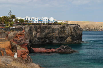 Krajobraz morski, tropikalna piaszczysta plaża, widok na horyzont, wakacje i wypoczynek w słoneczny dzień, linia brzegowa nad oceanem, tapeta, egzotyczne tło, Lanzarote © anettastar