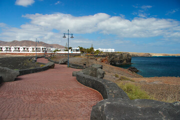 Krajobraz morski, tropikalna piaszczysta plaża, widok na horyzont, wakacje i wypoczynek w słoneczny dzień, linia brzegowa nad oceanem, tapeta, egzotyczne tło, Lanzarote © anettastar