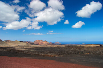 Krajobraz wulkaniczny, słoneczny dzień, Park Timanfaya, dzika przyroda, tapeta, egzotyczne tło, Lanzarote © anettastar