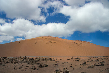 Krajobraz wulkaniczny, słoneczny dzień, Park Timanfaya, dzika przyroda, tapeta, egzotyczne tło, Lanzarote © anettastar