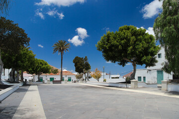 Podróże i zwiedzanie, niebieskie niebo z chmurami, egzotyczna wyspa Lanzarote, Wyspy Kanaryjskie © anettastar